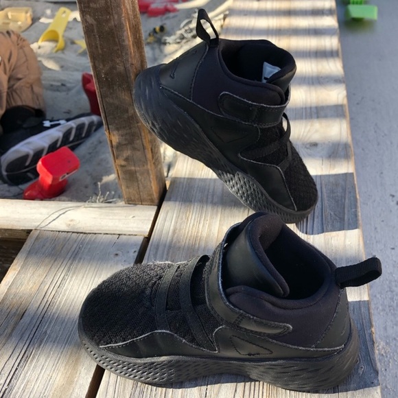 Black Jordan sneakers Kids Size 5 New without Tags - Picture 3 of 8